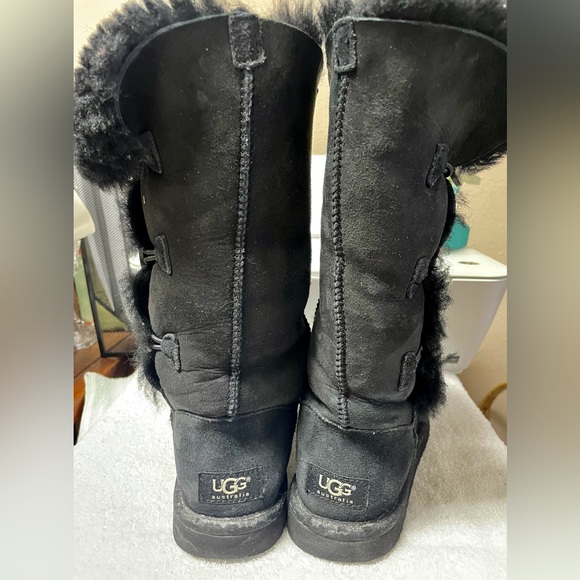 UGG BaiIey Triplet Boots - Picture 3 of 6